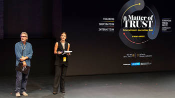 Two members of the Foundation, standing on stage for the International Journalism Week I A matter of trust International Journalism Week